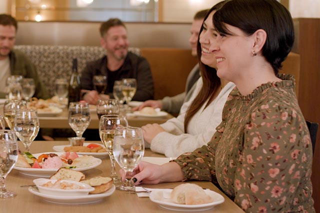Amies partageant un repas Au Vieux Duluth
